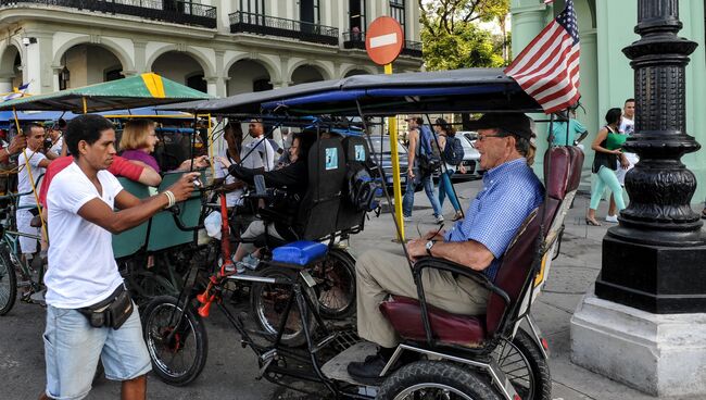 Американские туристы на улице Гаваны, Куба
