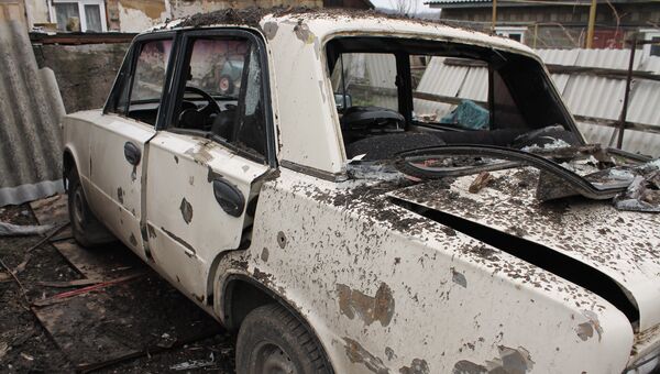 Автомобиль во дворе жилого дома, пострадавший в результате обстрела украинскими силовиками, в Макеевке. Архивное фото