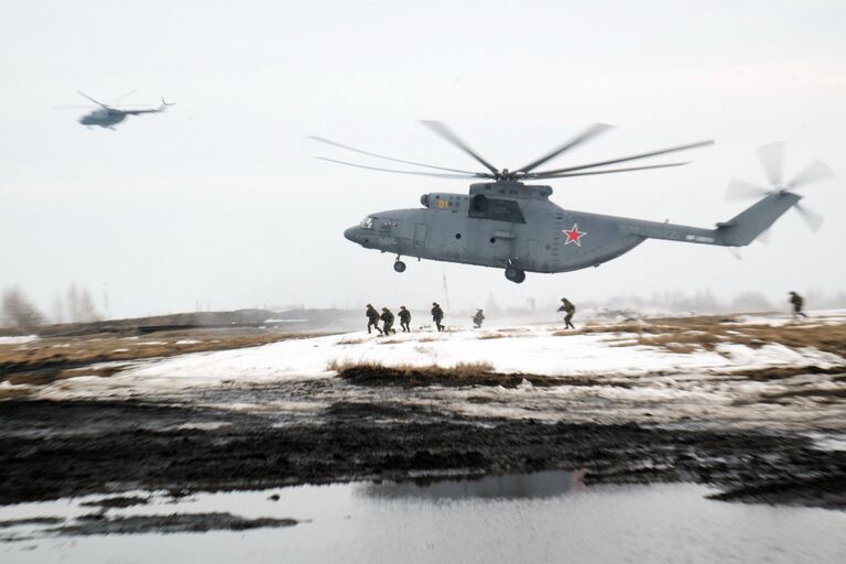 Военнослужащие во время первого этапа совместных тактических учений подразделений ВДВ РФ и Сил специальных операций (ССО) Белоруссии на полигоне Поливна в Ульяновской области