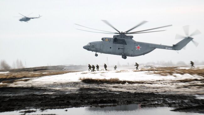 Военнослужащие во время первого этапа совместных тактических учений подразделений ВДВ РФ и Сил специальных операций (ССО) Белоруссии на полигоне Поливна в Ульяновской области