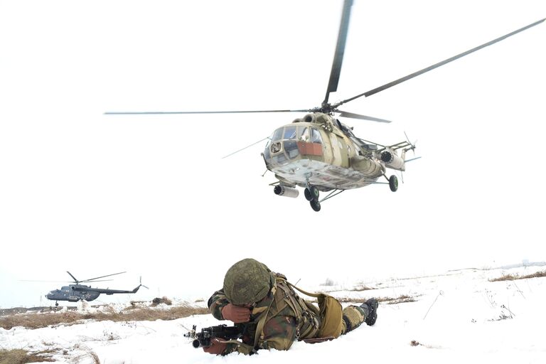 Военнослужащий во время первого этапа совместных тактических учений подразделений ВДВ РФ и Сил специальных операций (ССО) Белоруссии на полигоне Поливна в Ульяновской области