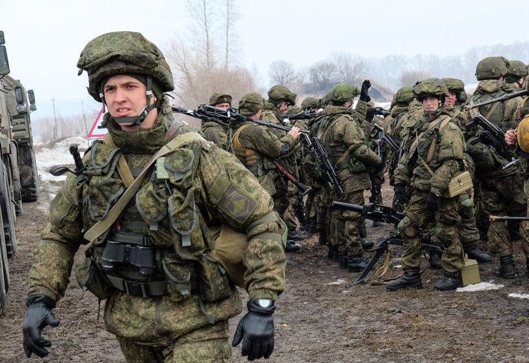 Военнослужащие во время первого этапа совместных тактических учений подразделений ВДВ РФ и Сил специальных операций (ССО) Белоруссии на полигоне Поливна в Ульяновской области