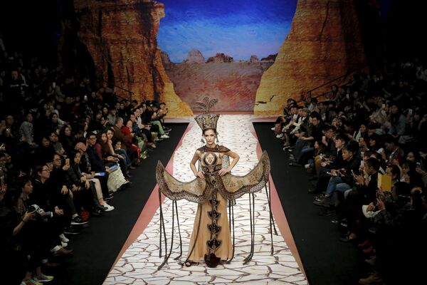 Модель на показе Тао Лоулань во время недели моды в Пекине