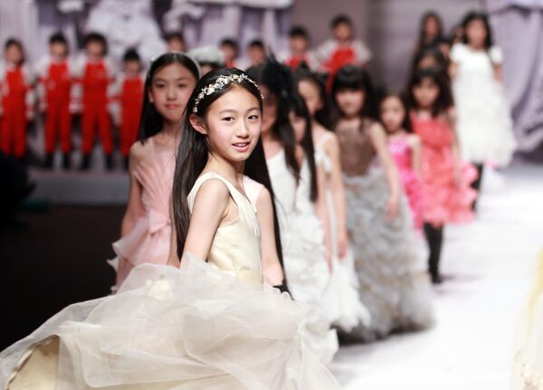 Модели на показе J.Queen & Little Queen Се Jiaqi во время недели моды в Пекине
