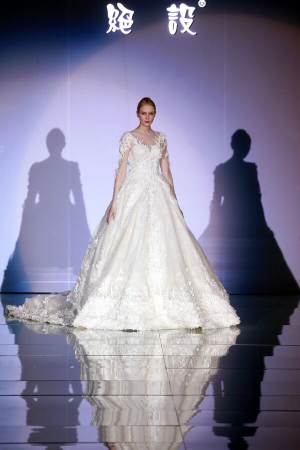 Модель на показе JUSERE Wedding Dress Collection во время недели моды в Пекине