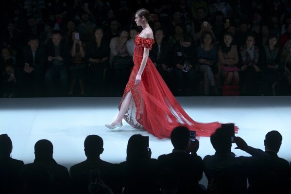 Модель на показе JUSERE Wedding Dress Collection во время недели моды в Пекине