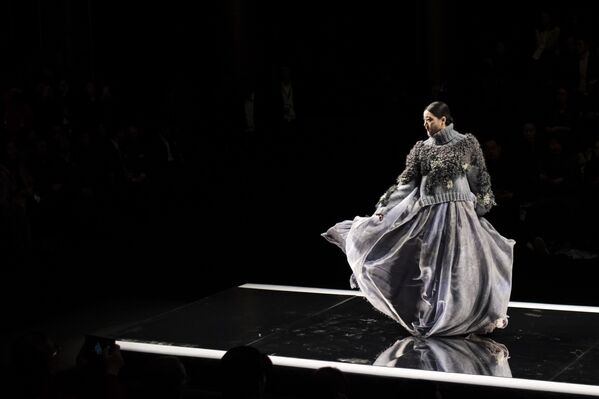 Модель на показе Claudia Guillot во время недели моды в Пекине