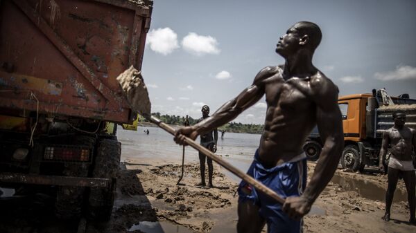Рабочий в карьере на берегу реки Конго. Архивное фото