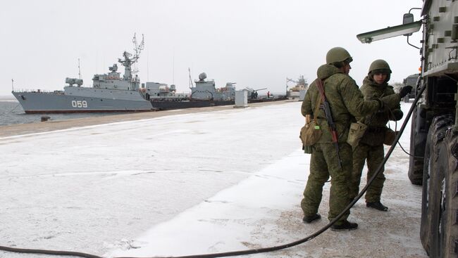 Учебные занятия морской инженерной службы Черноморского флота по развертыванию подвижного пункта электроснабжения на тренировочном комплексе в поселке Новоозёрное в Крыму