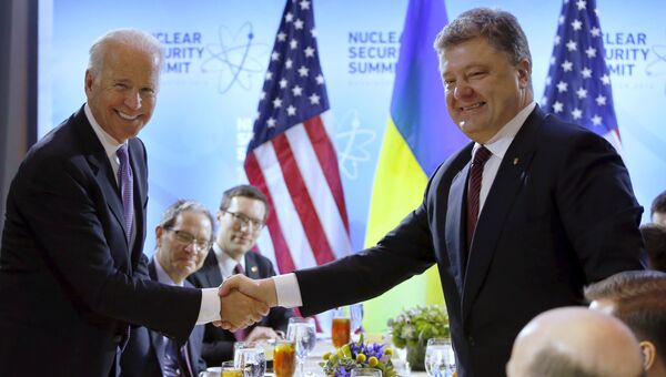 Президент Украины Петр Порошенко и вице-президент США Джозеф Байден на встрече в рамках саммита по ядерной безопасности в Вашингтоне