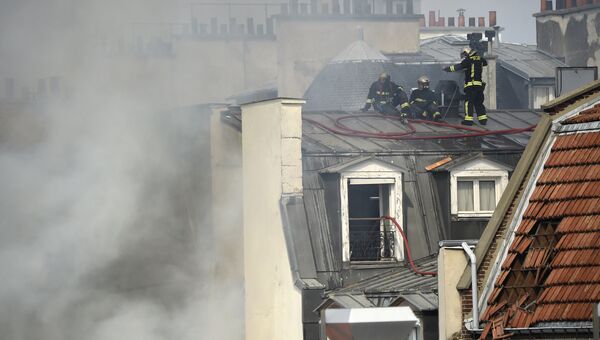 Последствия взрыва одного из жилых домов в Париже