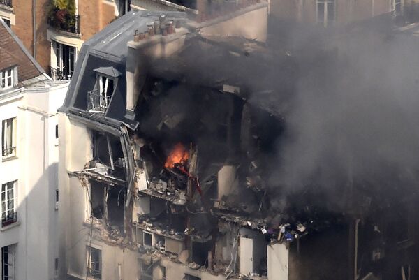 Последствия взрыва одного из жилых домов в Париже
