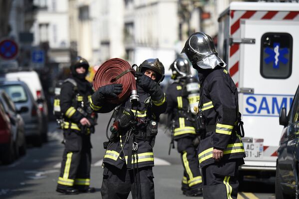 На месте взрыва одного из жилых домов в Париже