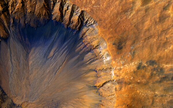 Кратер возле впадины Sirenum на Марсе