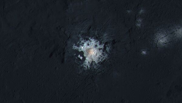 Цветная фотография кратера Оккатор на Церере