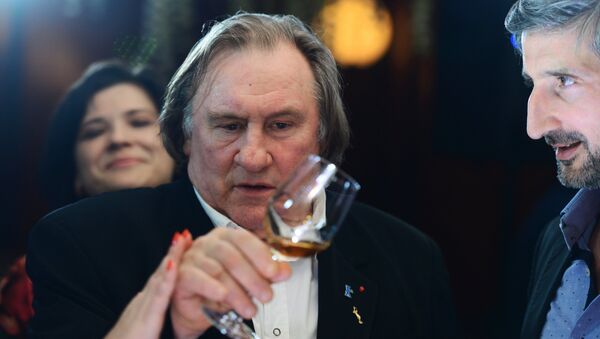 Актер Жерар Депардье дегустирует крымское вино в ресторане в Москве