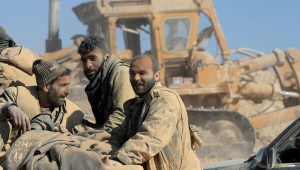 Бойцы сирийской армии и ополчения на подступах к городу Эль-Карьятейн в Сирии