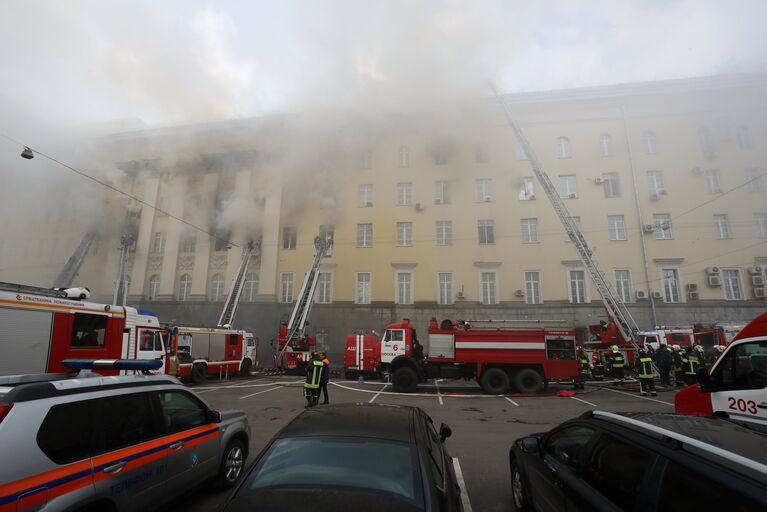 Пожар в здании Министерства обороны в Москве