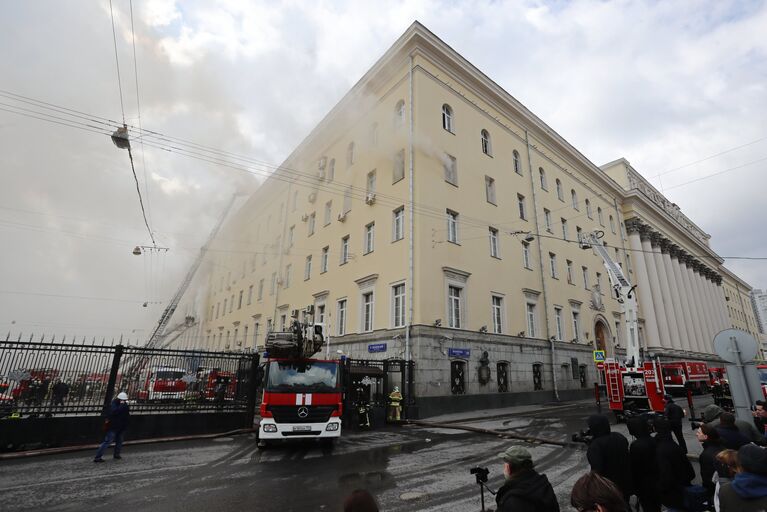 Пожар в здании Министерства обороны в Москве