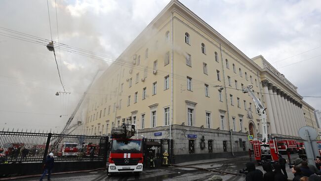 Пожар в здании Министерства обороны в Москве