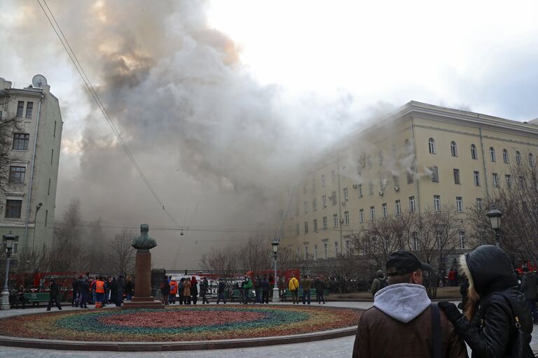 Пожар в здании Министерства обороны в Москве