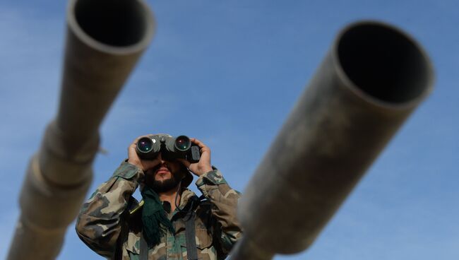 Бойцы сирийской армии во время наступления при поддержке отрядов ополчения на город Эль-Карьятейн, захваченный боевиками