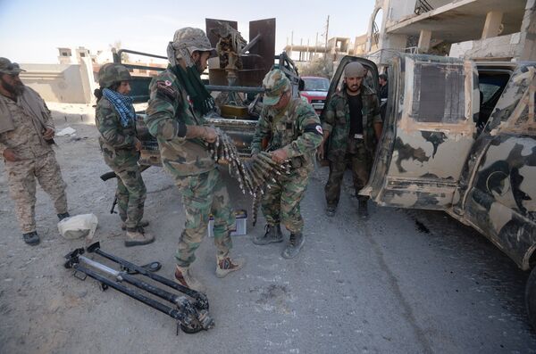 Бойцы сирийской армии в освобожденном от боевиков при поддержке отрядов ополчения городе Эль-Карьятейн