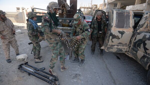 Бойцы сирийской армии в освобожденном от боевиков при поддержке отрядов ополчения городе Эль-Карьятейн