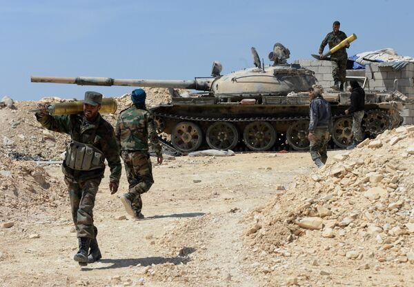 Бойцы сирийской армии во время наступления при поддержке отрядов ополчения на город Эль-Карьятейн, захваченный боевиками
