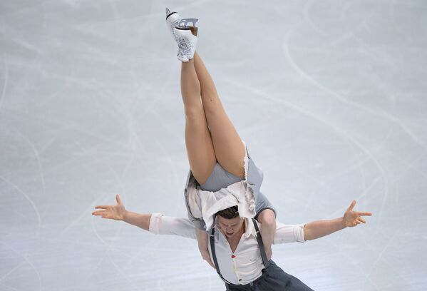 Марко Фаббри и Шарлен Гиньяр (Италия) выступают в произвольной программе танцев на льду на чемпионате мира по фигурному катанию в Бостоне