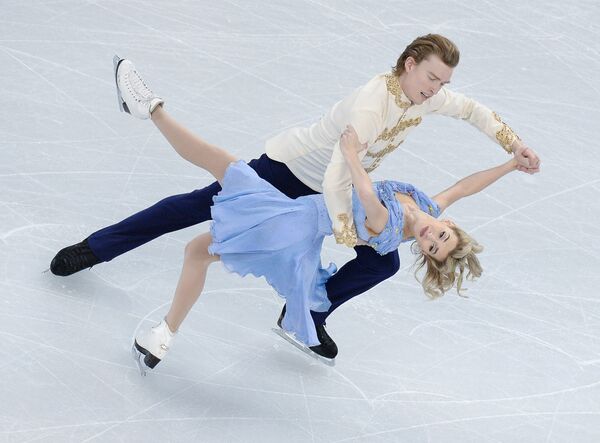 Изабелла Тобиас и Илья Ткаченко (Израиль) выступают в короткой программе танцев на льду на чемпионате мира по фигурному катанию в Бостоне