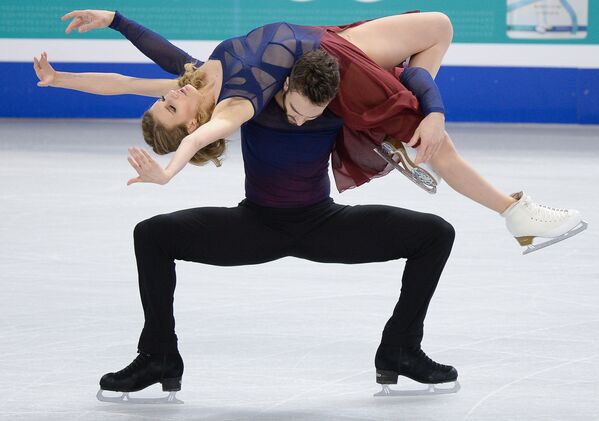 Габриэлла Пападакис и Гийом Сизерон (Франция) выступают в произвольной программе танцев на льду на чемпионате мира по фигурному катанию в Бостоне