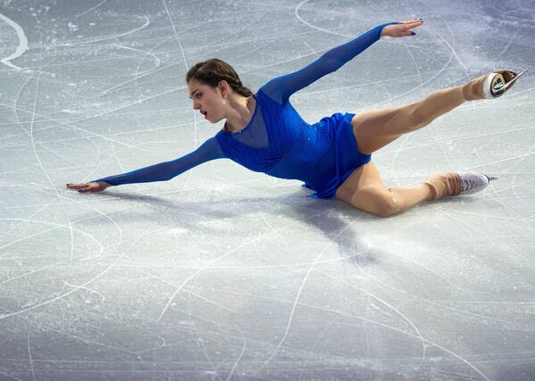Евгения Медведева (Россия), занявшая первое место в женском одиночном катании, во время показательных выступлений на чемпионате мира по фигурному катанию в Бостоне