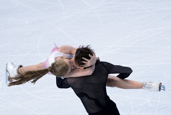 Александра Степанова и Иван Букин (Россия) выступают в произвольной программе танцев на льду на чемпионате мира по фигурному катанию в Бостоне