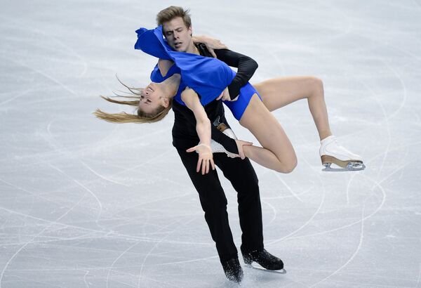 Виктория Синицина и Никита Кацалапов (Россия) выступают в произвольной программе танцев на льду на чемпионате мира по фигурному катанию в Бостоне