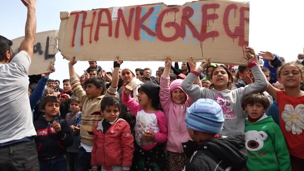 Беженцы с детьми вышли с плакатами на митинг в Хиосе против их выдачи Турции