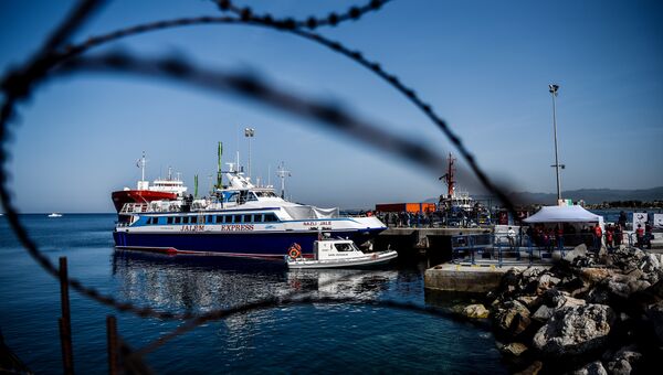 Турецкое судно с депортируемыми из Греции мигрантами. 4 апреля 2016