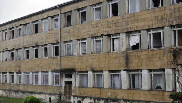 Здание школы с выбитыми стеклами в окнах в городе Мартакерте в зоне карабахского конфликта