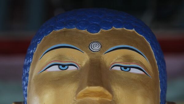 Статуя Будды в хуруле Золотая обитель Будды Шакьямуни. Архивное фото