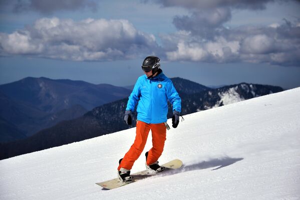 Сноубордист на склоне горнолыжного курорта Роза хутор в Сочинском Национальном Парке