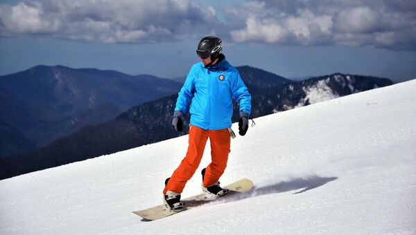 Сноубордист на склоне горнолыжного курорта Роза хутор в Сочинском Национальном Парке