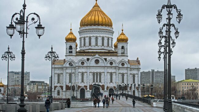 Пешеходы на Патриаршем мосту у Храма Христа Спасителя в Москве. Архивное фото
