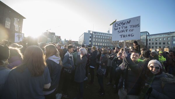 Митинг на улице Рейкьявика в связи с офшорным скандалом