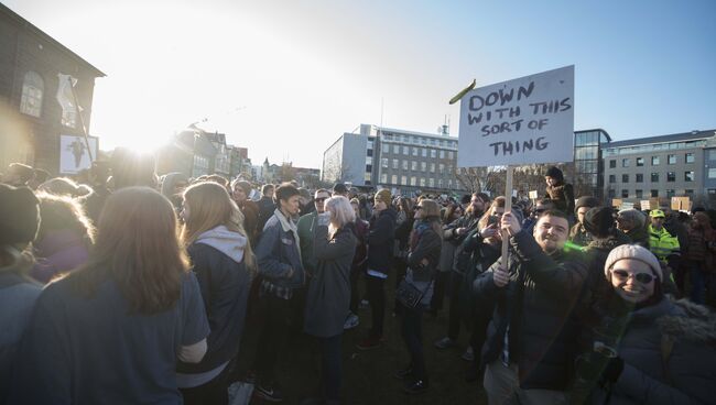 Митинг на улице Рейкьявика в связи с офшорным скандалом