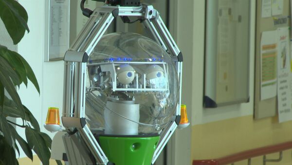Голубоглазый робот-сиделка развлекал пациентов клиники для престарелых
