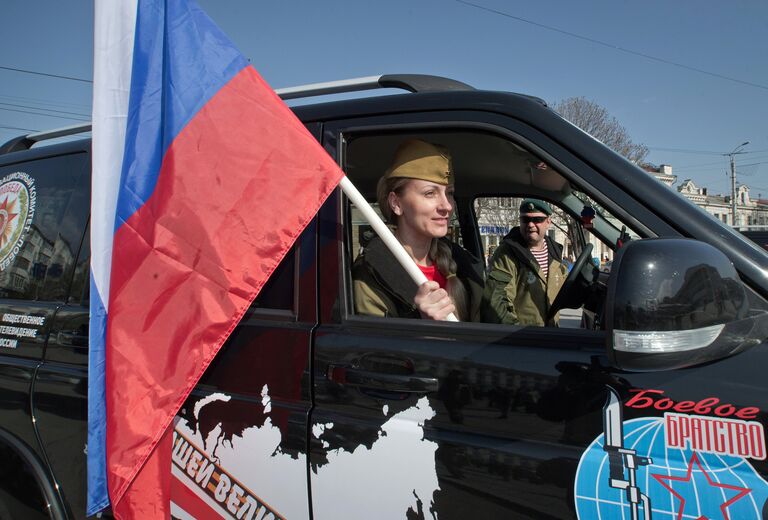 Участники автомарша Звезда нашей Великой Победы перед отправкой по маршруту по маршруту из Симферополя