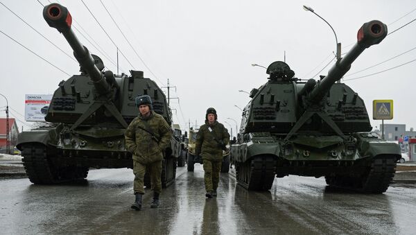 Военнослужащие у САУ Мста-С на репетиции парада Победы в Екатеринбурге