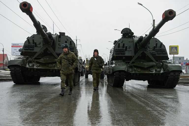 Военнослужащие у САУ Мста-С на репетиции парада Победы в Екатеринбурге