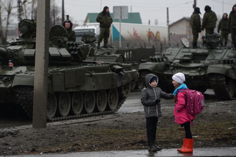 Дети у военной техники, задействованной на репетиции парада Победы в Екатеринбурге