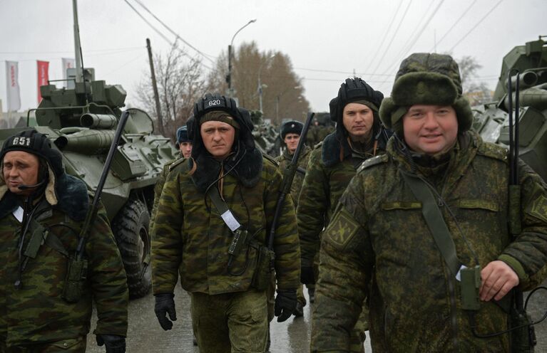 Военнослужащие на репетиции парада Победы в Екатеринбурге